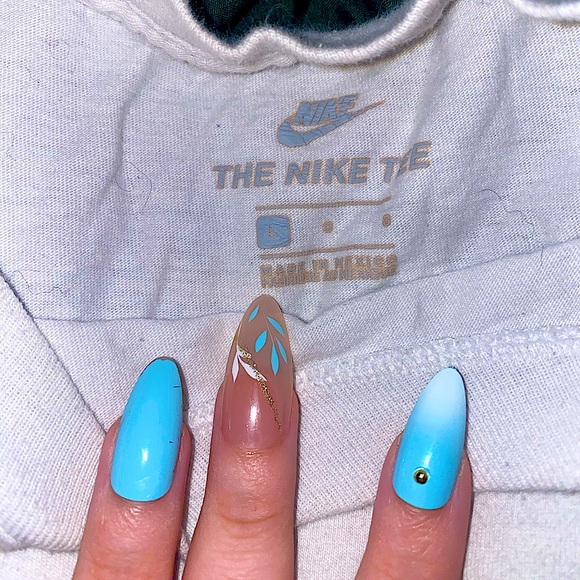 Nike Manhattan Unisex Tee - Picture 1 of 3